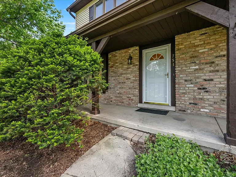 751 Monticello Dr — Photo 2