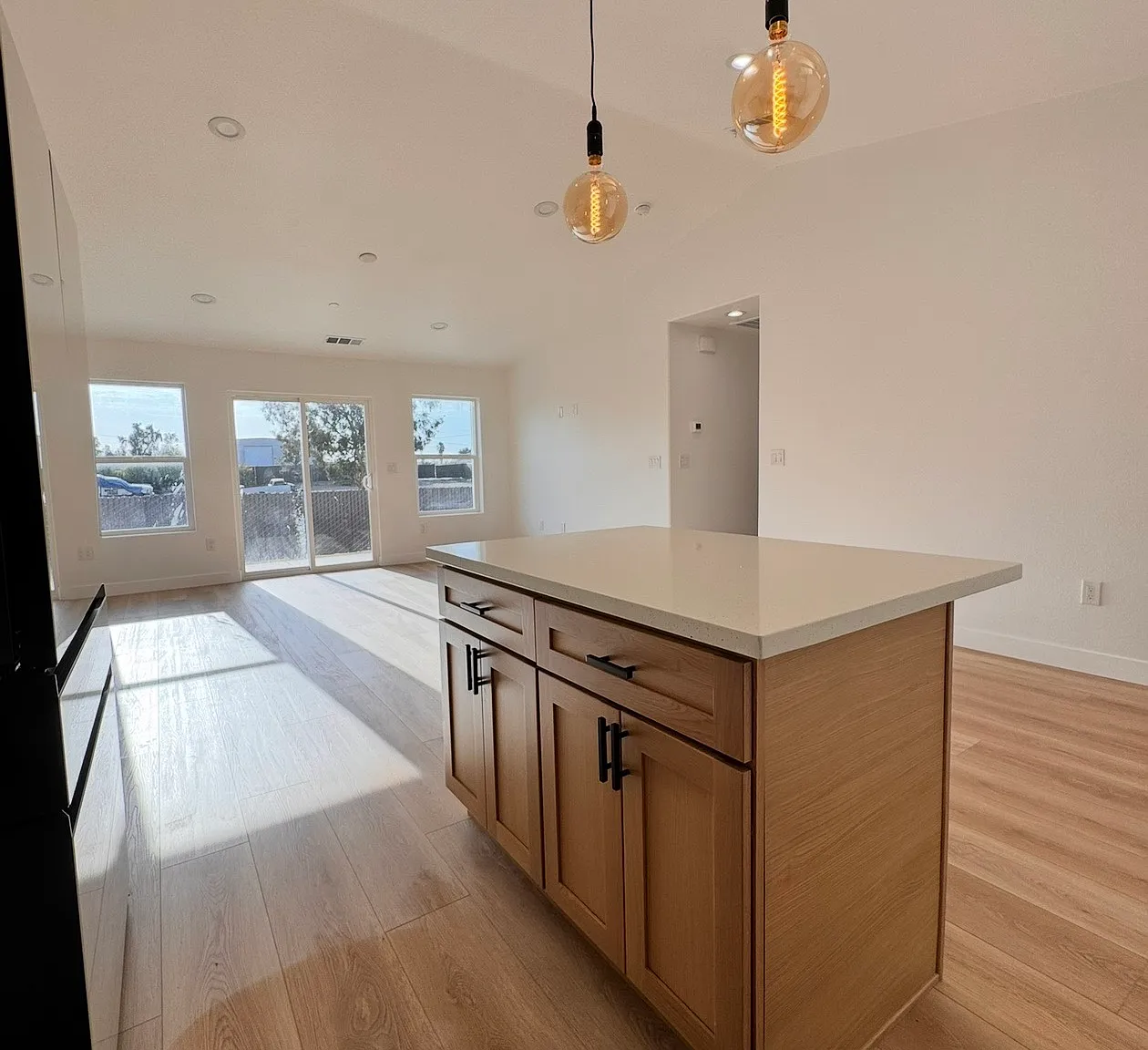 3 bed, 1727 sqft, $2,550 — Photo 4