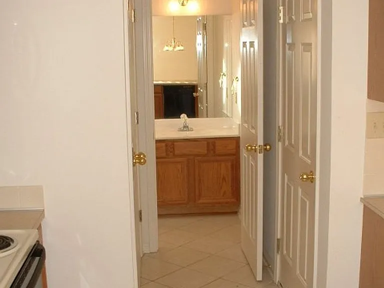 572 Hadlow St — Photo 9