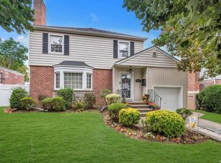 7816 220th St, Oakland Gardens, NY 11364