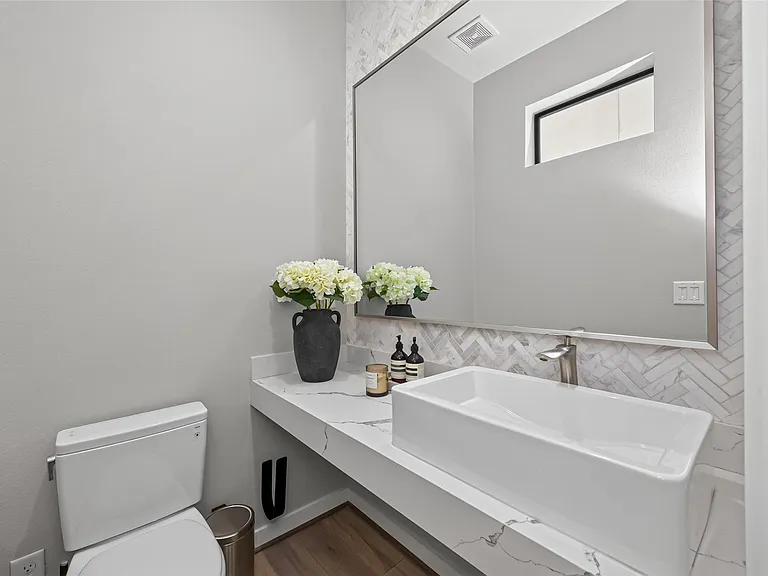607 Memorial Heights Dr — Photo 11