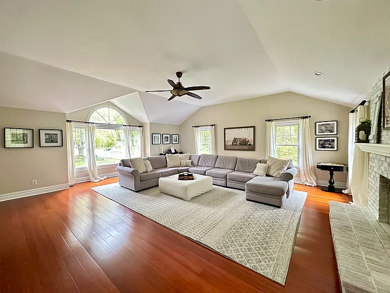 Glen Hollow Dr — Photo 2