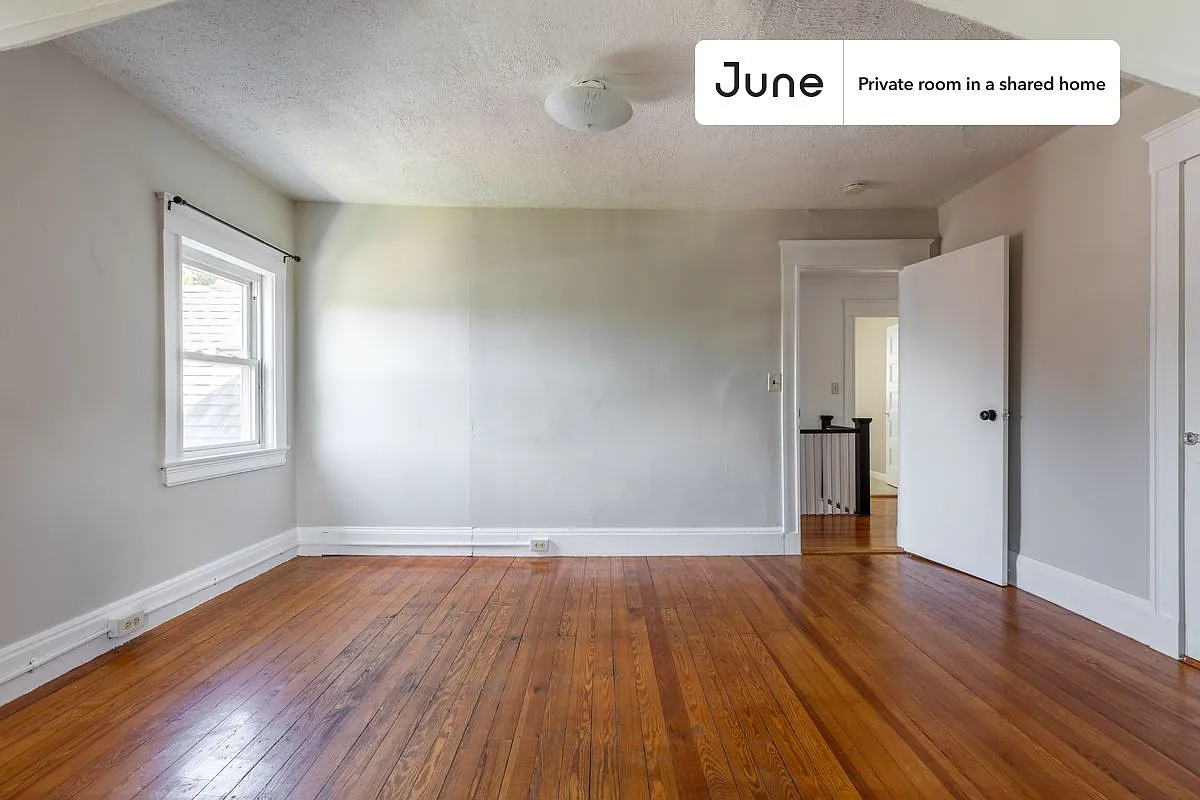 Queen bedroom in 9 bed/2 bath home in Brighton #1341 G — Photo 2