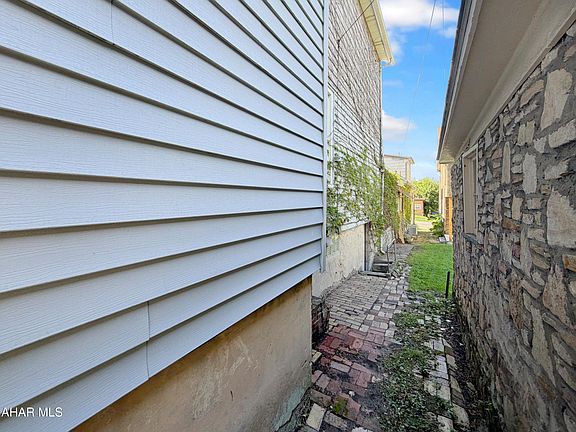 3rd image of 208 Village St