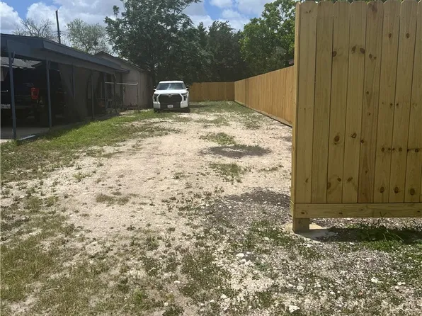 732 W Avenue B, Robstown, TX 78380