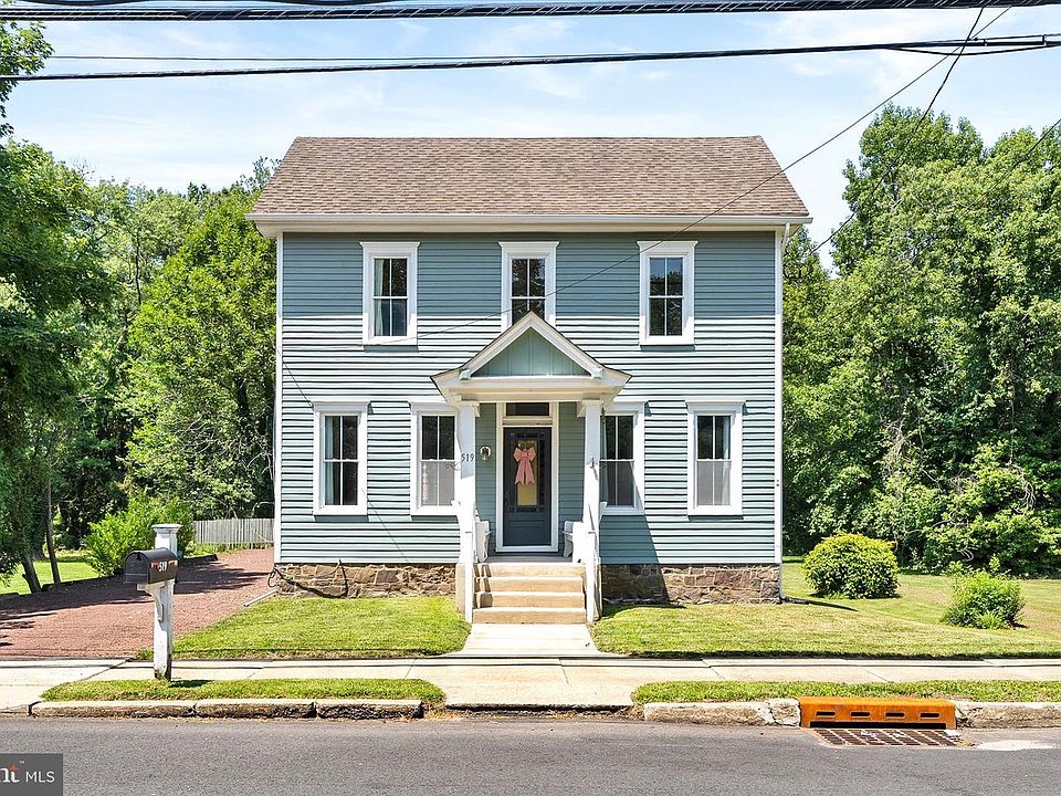 1st image of 519 Main St