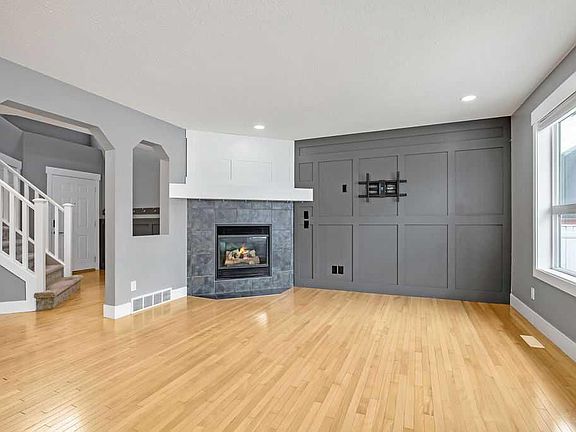 3rd image of 195 E Cranwell Cres SE