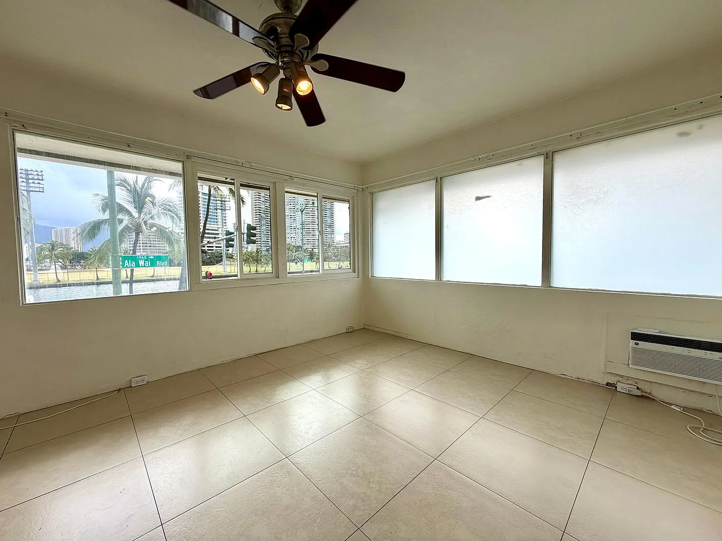 Waikiki Studio: Upgraded 0 Bed, 1 Bath, Next to Ala Wai — Photo 2
