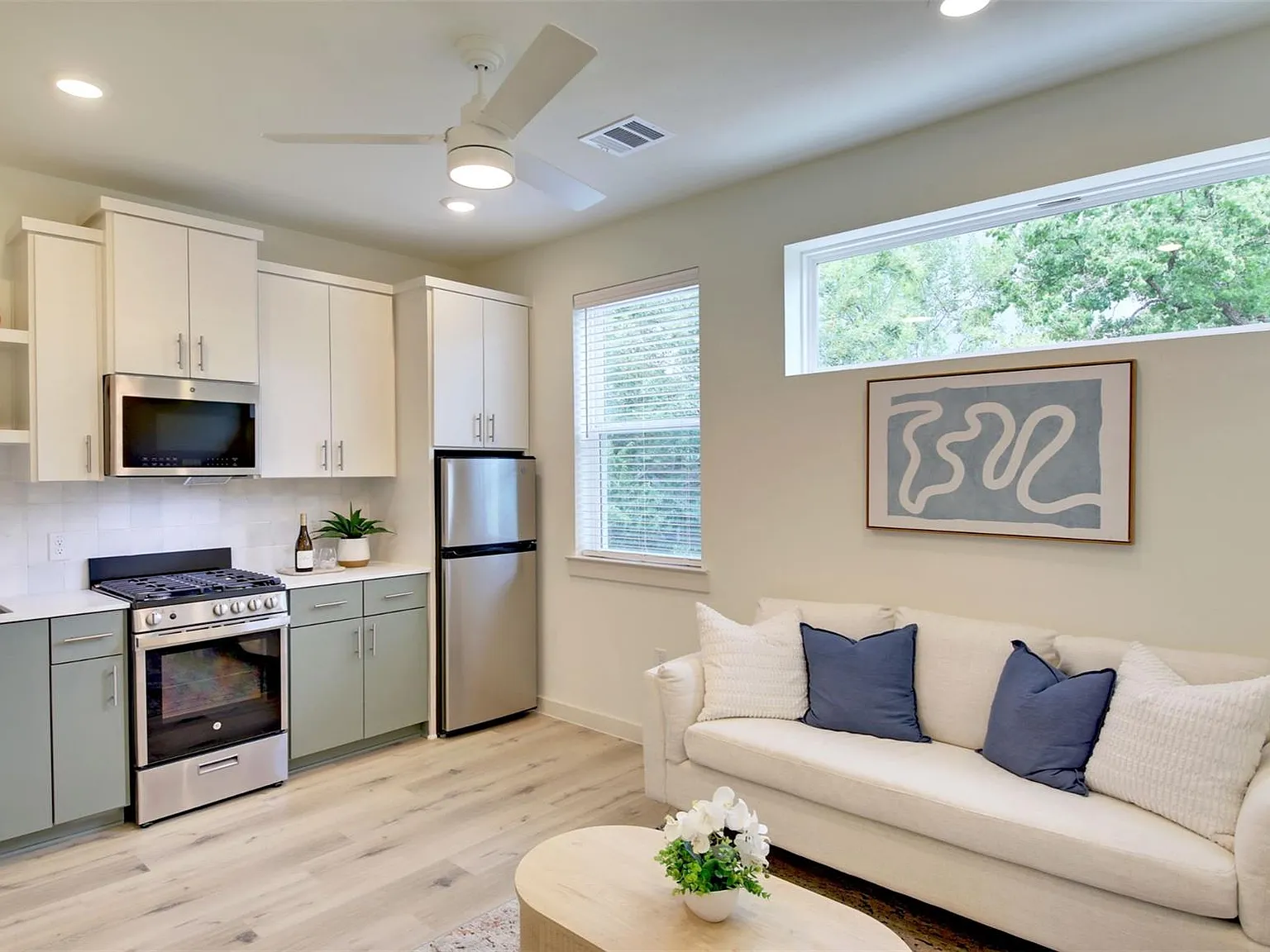2 bed, 2.5 bath, 927 sqft, $1,950 — Photo 2