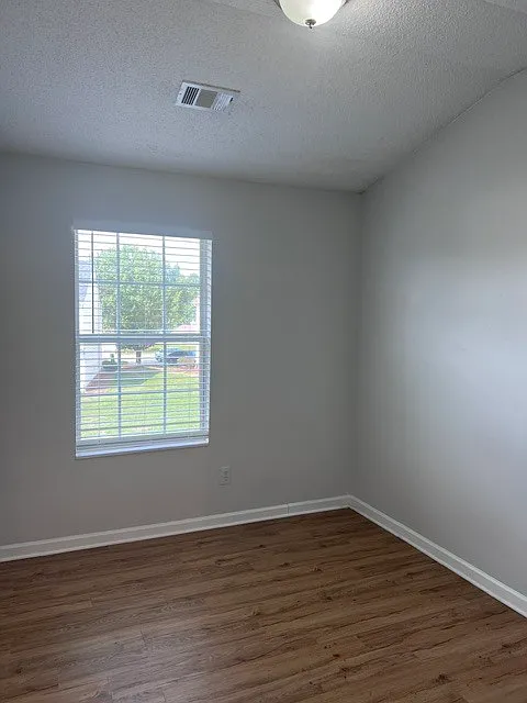 3 bed, 2.5 bath, 1492 sqft, $1,690 — Photo 3