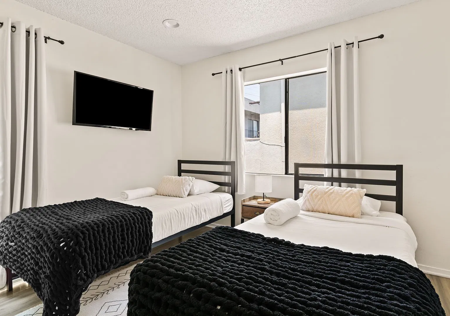 A fully furnished 5 bedroom, 2 bathroom apartment with common areas at 1823 Pelham Ave. Unit 8 — Photo 1