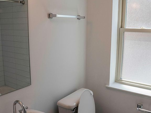5th image of 927 W Carmen Ave #3B