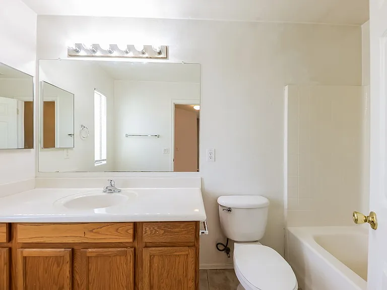 7222 S 37th Dr — Photo 16