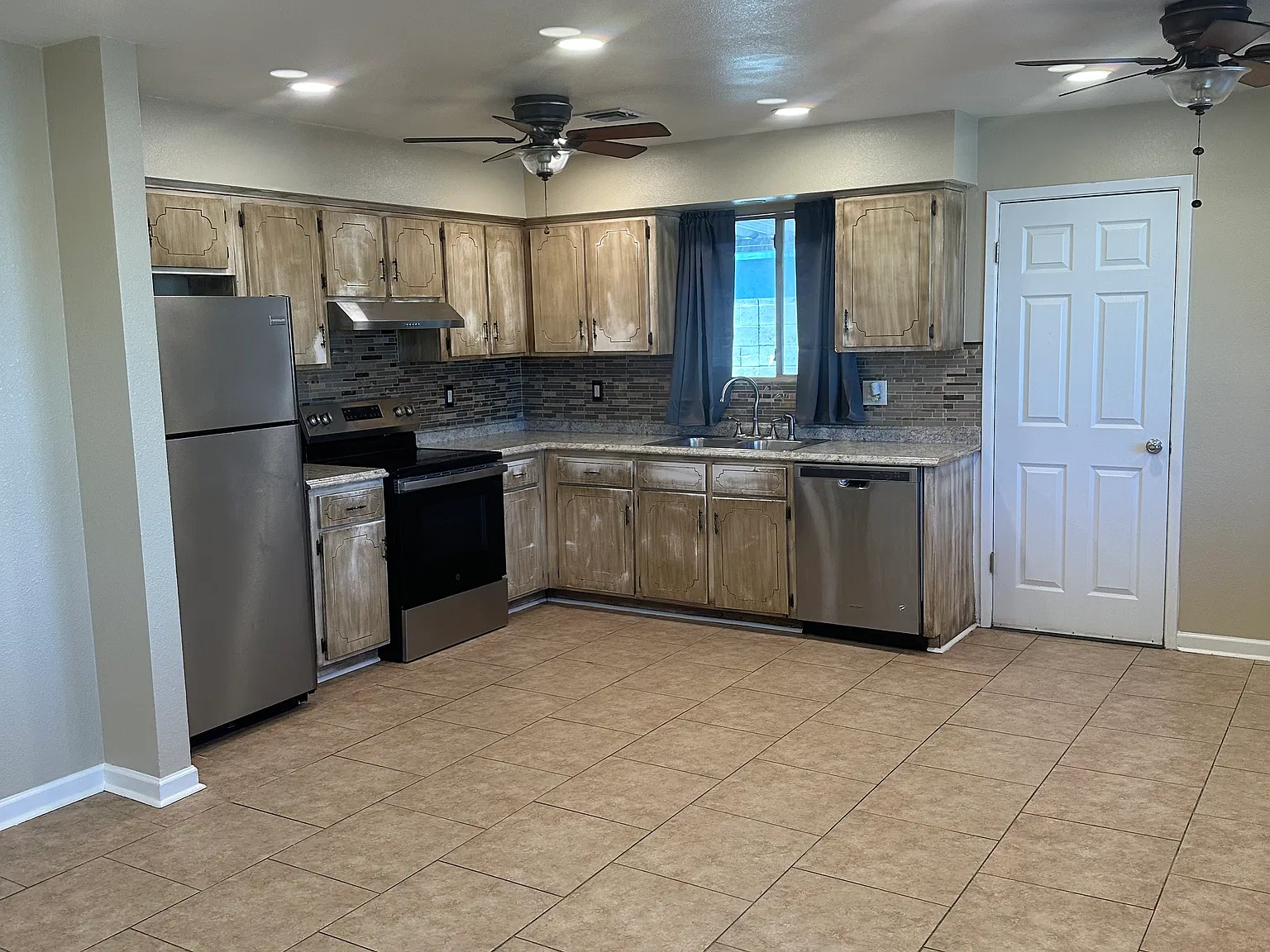 3 bed, 1170 sqft, $1,650 — Photo 3