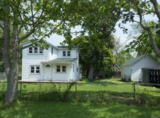 65 Woodside Dr, Mastic Beach, NY 11951