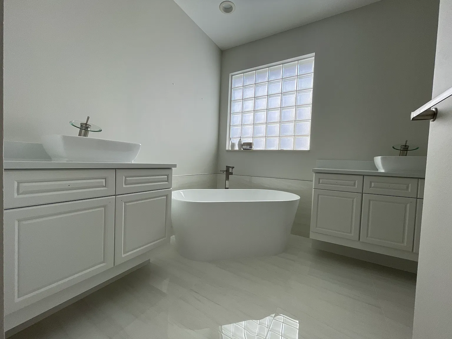 4 bed, 2.5 bath, 2344 sqft, $6,000 — Photo 1
