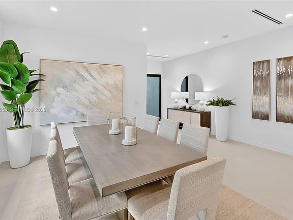 5th image of 3084 Indiana St