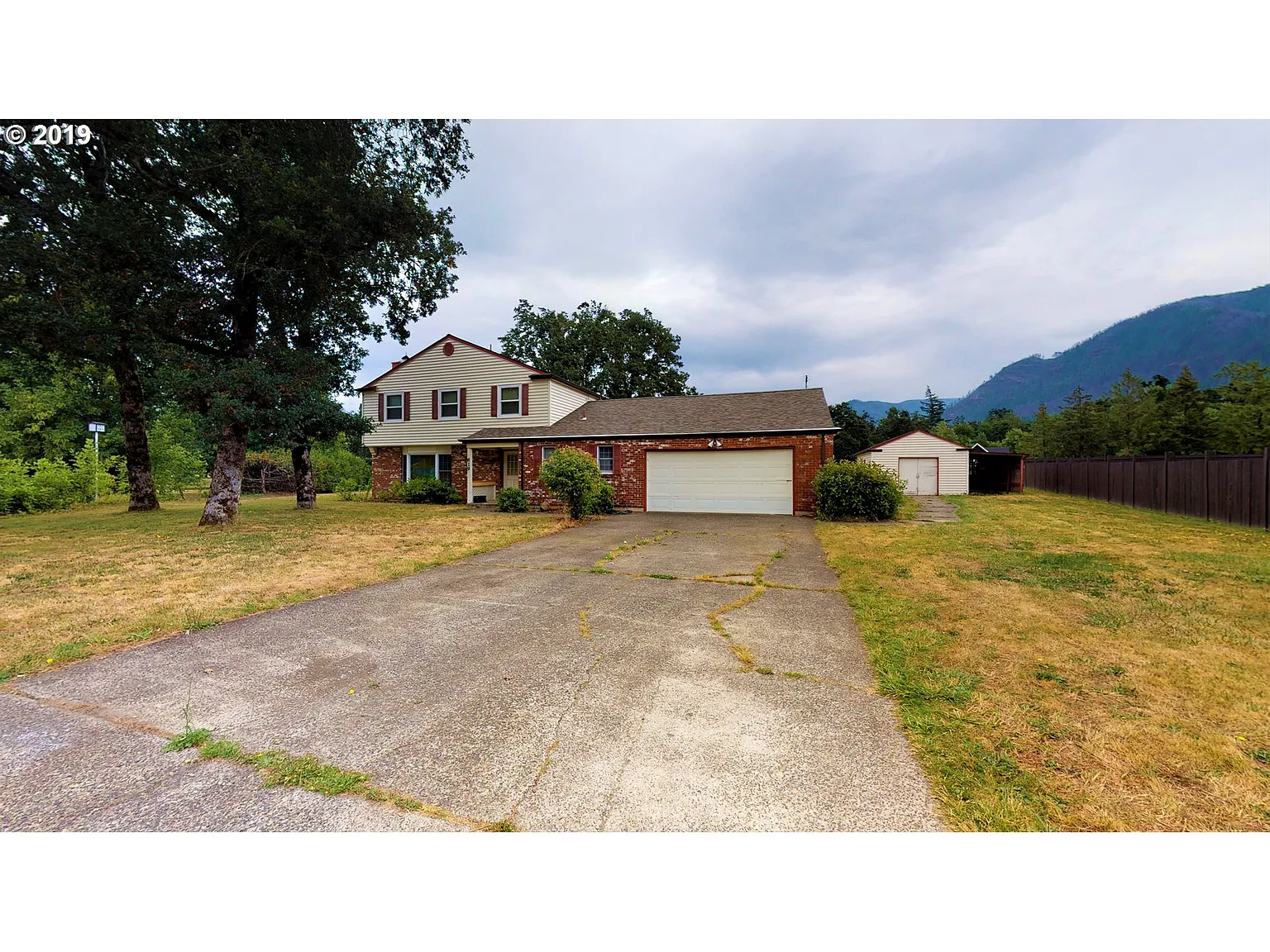 619 Shahala St E photo 1