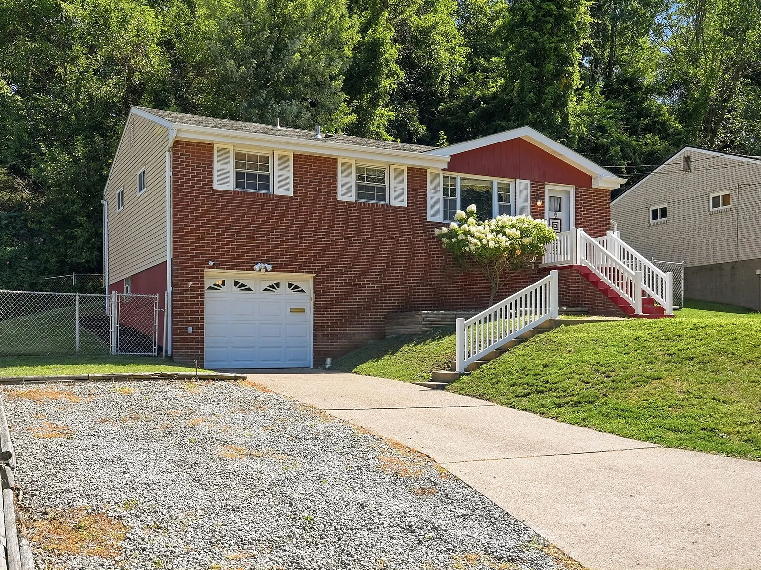 3 bed, 988 sqft, $1,900 — Photo 2