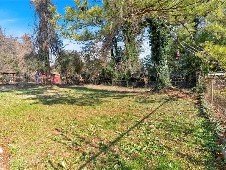 2142 Cloverdale Dr — Photo 20