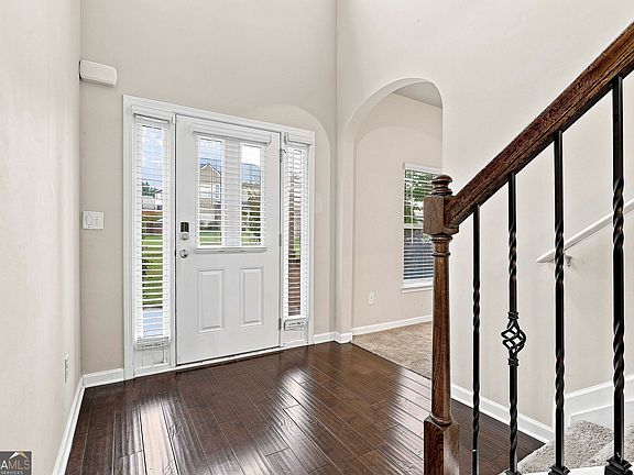 3rd image of 613 Oakville Trl
