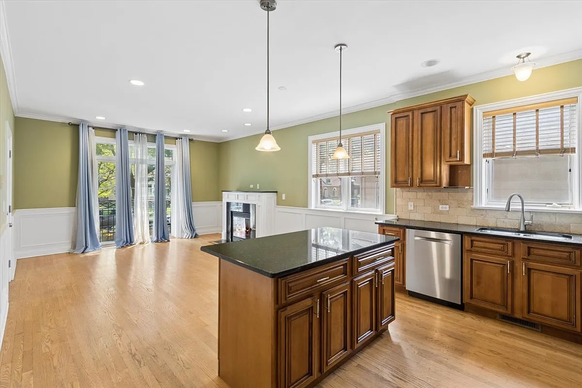 4 bed, 3.5 bath, 2400 sqft, $3,900 — Photo 2