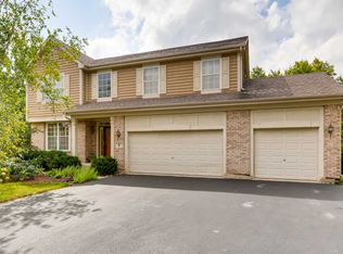 8 River Oaks Cir W, Buffalo Grove, IL 60089