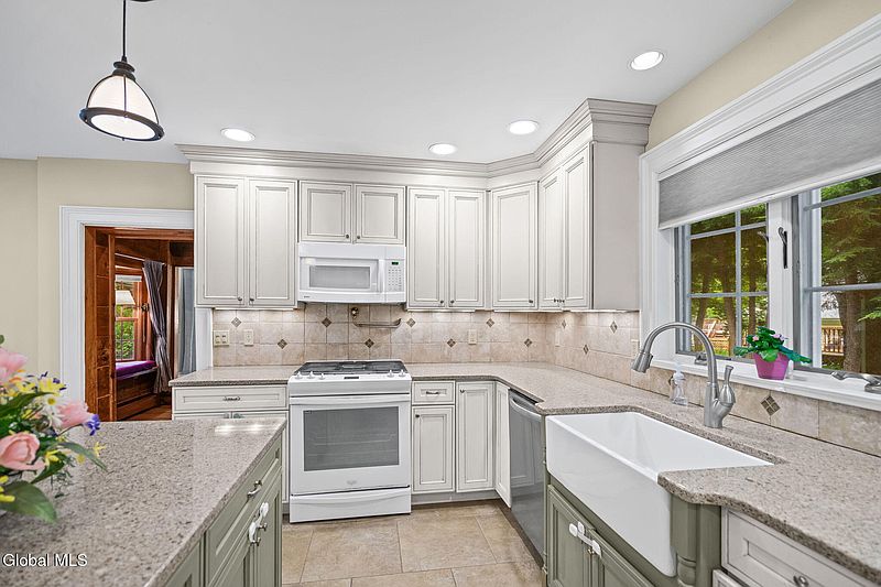 3rd image of 16 Maple Avenue