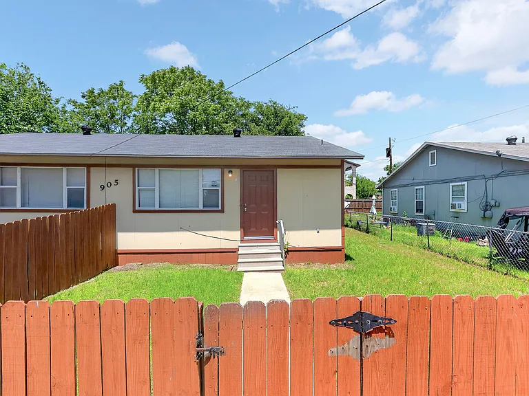 905 Parmer Ave #B — Photo 1