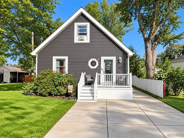 32 Iroquois Ave, Lancaster, NY 14086