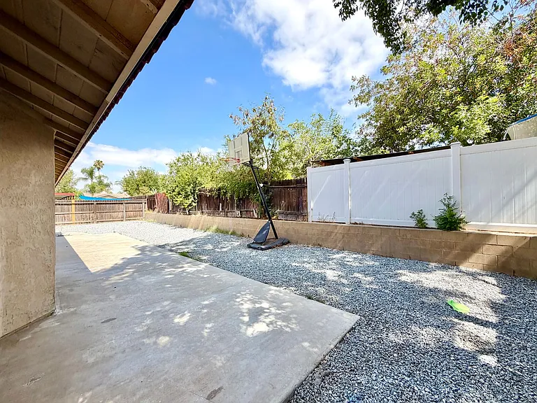 24690 Rugby Ln — Photo 28