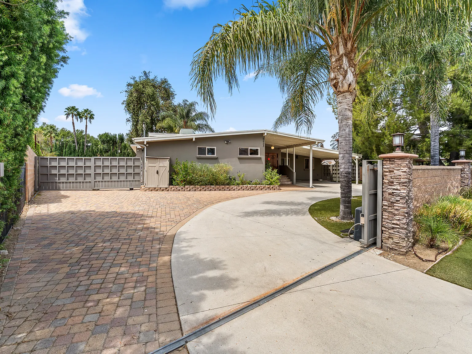 5 bed, 3237 sqft, $8,900 — Photo 1
