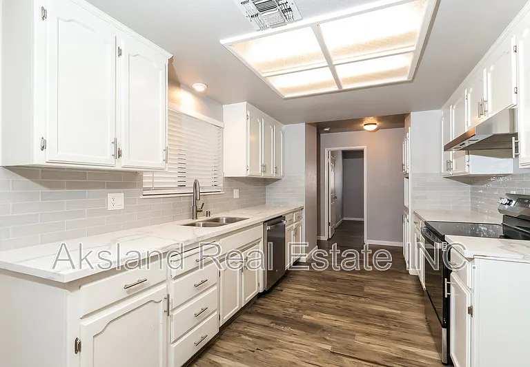 1497 Claremont Dr — Photo 3