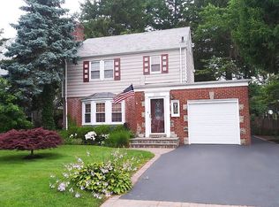 160 Meadowsweet Rd, Mineola, NY 11501