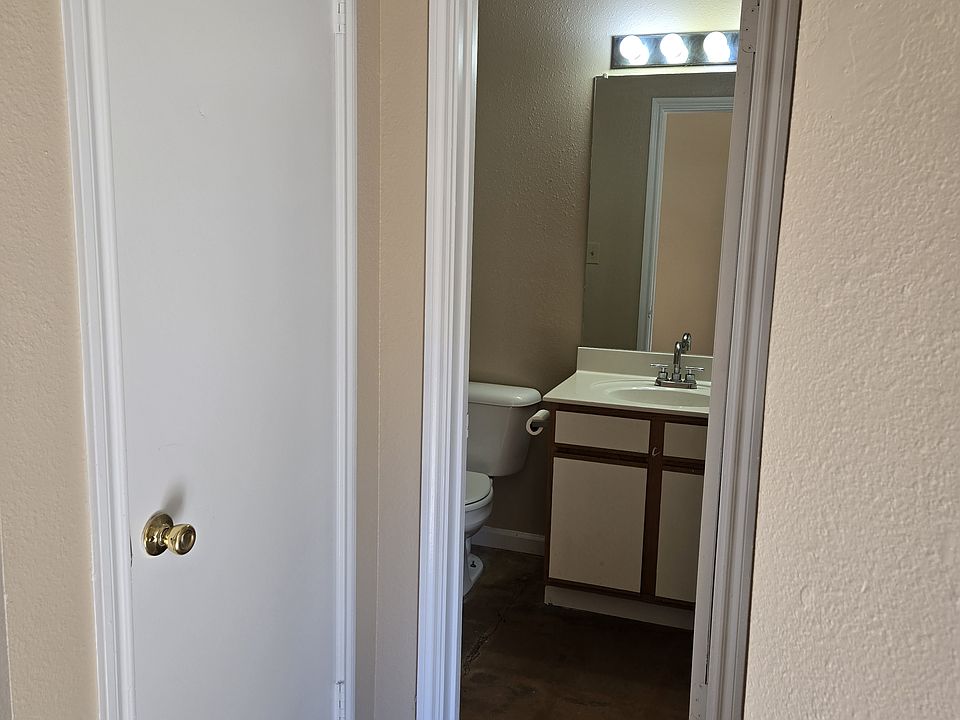 Downstairs 1/2 bath