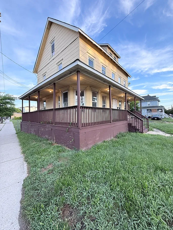10 bed, 2.0 bath, 2201 sqft, $3,495 — Photo 2