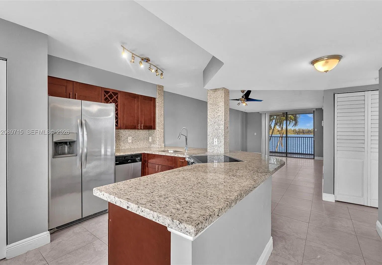 Lake Emerald Condominium — Photo 3