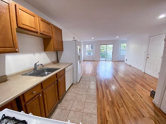 3rd image of 115 Oxford Ave