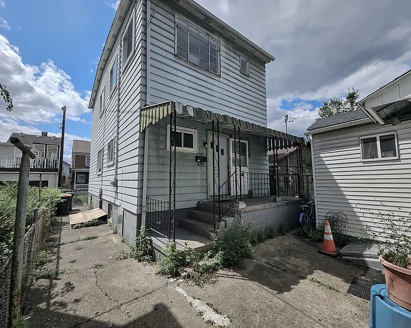 3 bed, 2.0 bath, 2016 sqft, $1,200 — Photo 1
