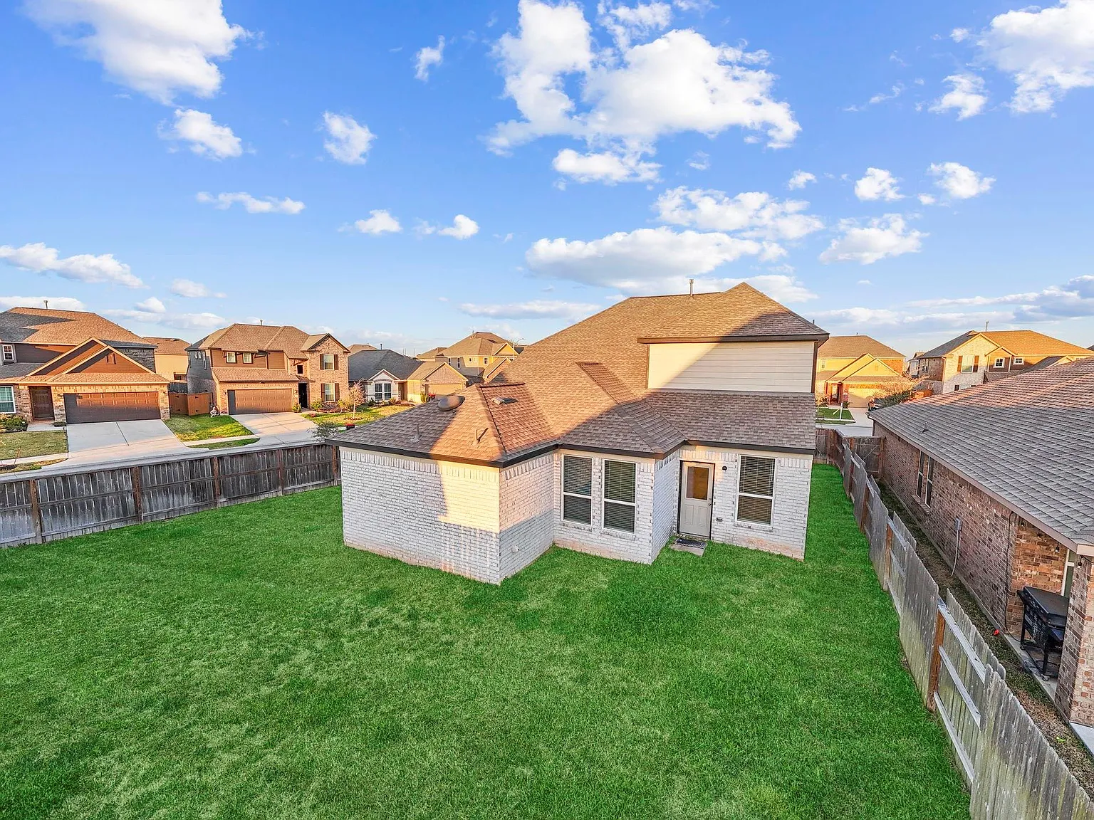 4 bed, 3.5 bath, 2900 sqft, $2,950 — Photo 3