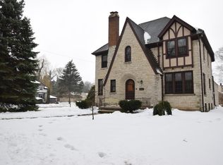 712 Lake Dr, South Milwaukee, WI 53172