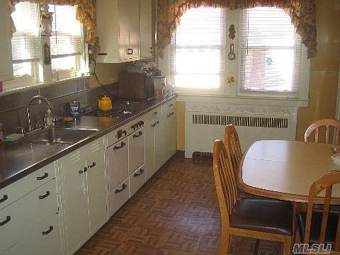 SUPER CLEAN RETRO KITCHEN