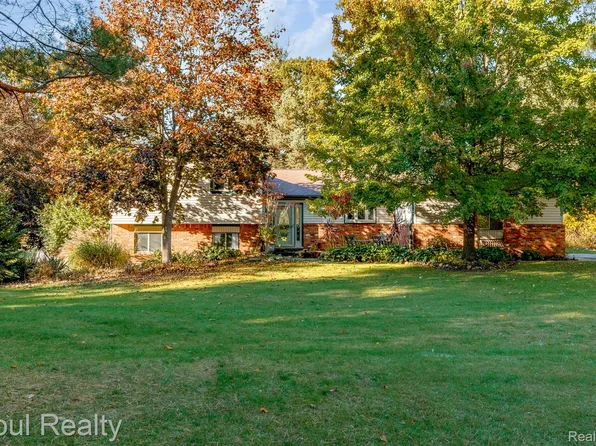 5885 Cedar Knoll Dr, Brighton, MI 48116
