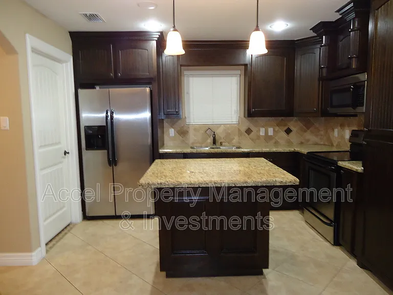 8902 N 36th Ln — Photo 5