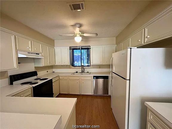 4th image of 1202 Holleman Dr