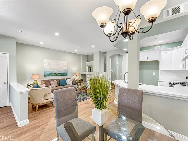 304 Birch Grv — Photo 6