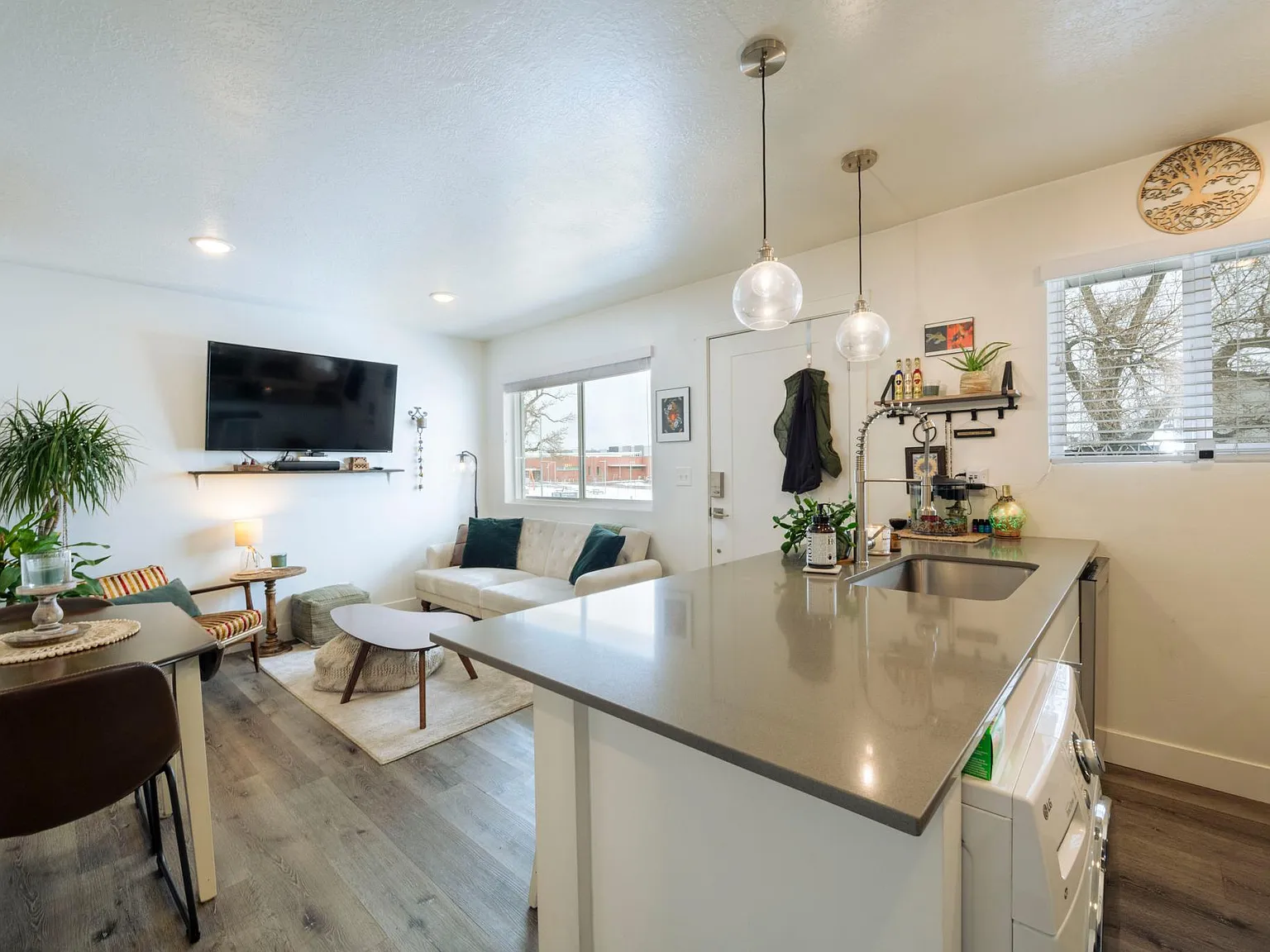 2 bed, 700 sqft, $1,320 — Photo 3