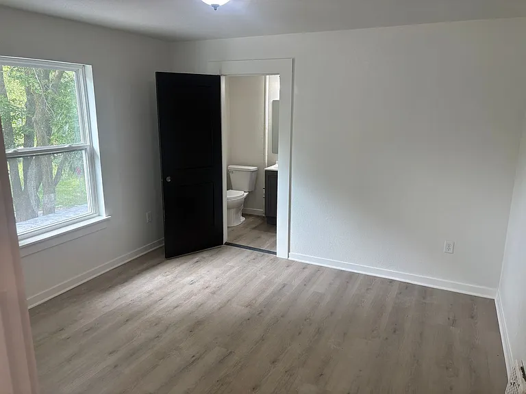 339 Saxon St #2 — Photo 4