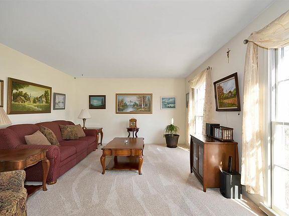 3rd image of 4 Robinhood Cir