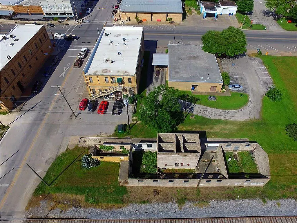 1 bed, 1.5 bath, 3300 sqft, $1,500 — Photo 3